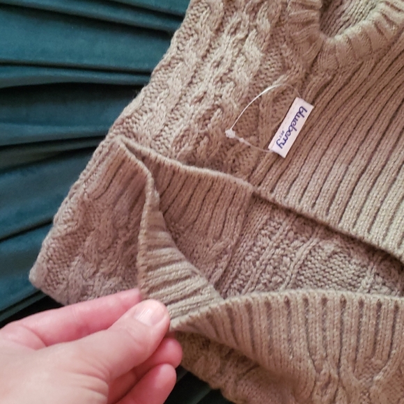 Never used dog sweater - Picture 2 of 4